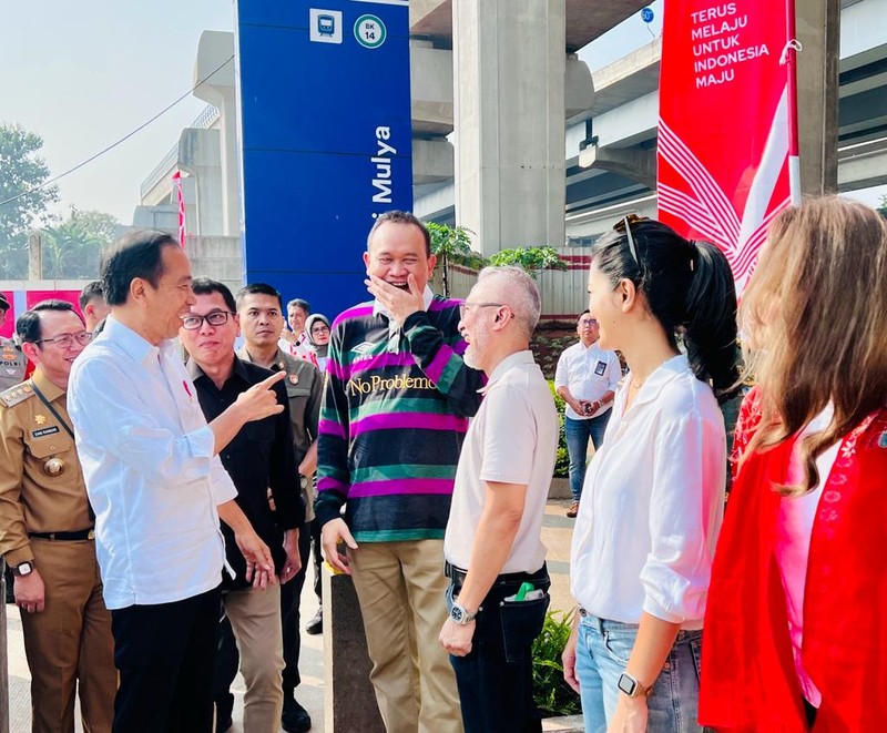 Presiden Joko Widodo bersama para penggiat seni menggunakan LRT dalam perjalanan dari Stasiun Jati Mulya, Bekasi menuju Stasiun Dukuh Atas, Jakarta, pada Kamis pagi, 10 Agustus 2023. (Dok. Laily Rachev - Biro Pers Sekretariat Presiden)