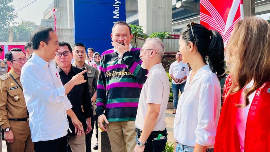 Presiden Joko Widodo bersama para penggiat seni menggunakan LRT dalam perjalanan dari Stasiun Jati Mulya, Bekasi menuju Stasiun Dukuh Atas, Jakarta, pada Kamis pagi, 10 Agustus 2023. (Dok. Laily Rachev - Biro Pers Sekretariat Presiden)