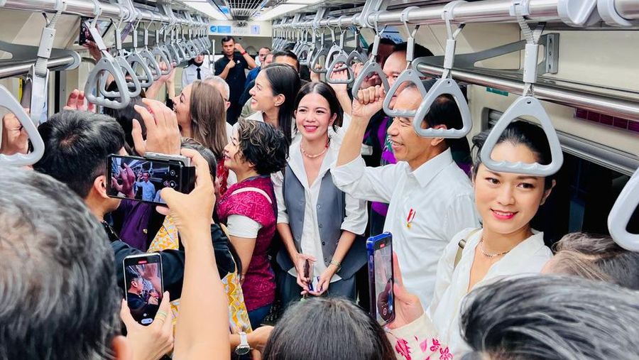 Presiden Joko Widodo bersama para penggiat seni menggunakan LRT dalam perjalanan dari Stasiun Jati Mulya, Bekasi menuju Stasiun Dukuh Atas, Jakarta, pada Kamis pagi, 10 Agustus 2023. (Dok. Laily Rachev - Biro Pers Sekretariat Presiden)
