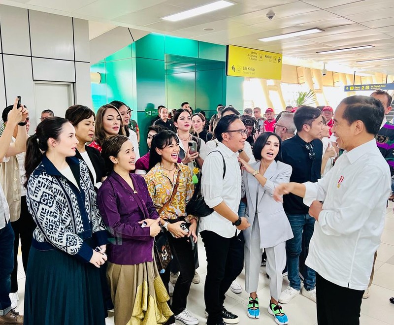 Presiden Joko Widodo bersama para penggiat seni menggunakan LRT dalam perjalanan dari Stasiun Jati Mulya, Bekasi menuju Stasiun Dukuh Atas, Jakarta, pada Kamis pagi, 10 Agustus 2023. (Dok. Laily Rachev - Biro Pers Sekretariat Presiden)