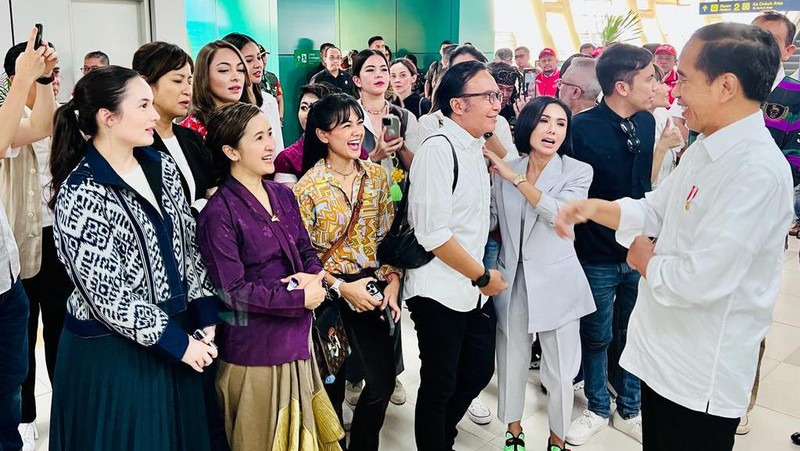 Presiden Joko Widodo bersama para penggiat seni menggunakan LRT dalam perjalanan dari Stasiun Jati Mulya, Bekasi menuju Stasiun Dukuh Atas, Jakarta, pada Kamis pagi, 10 Agustus 2023. (Dok. Laily Rachev - Biro Pers Sekretariat Presiden)