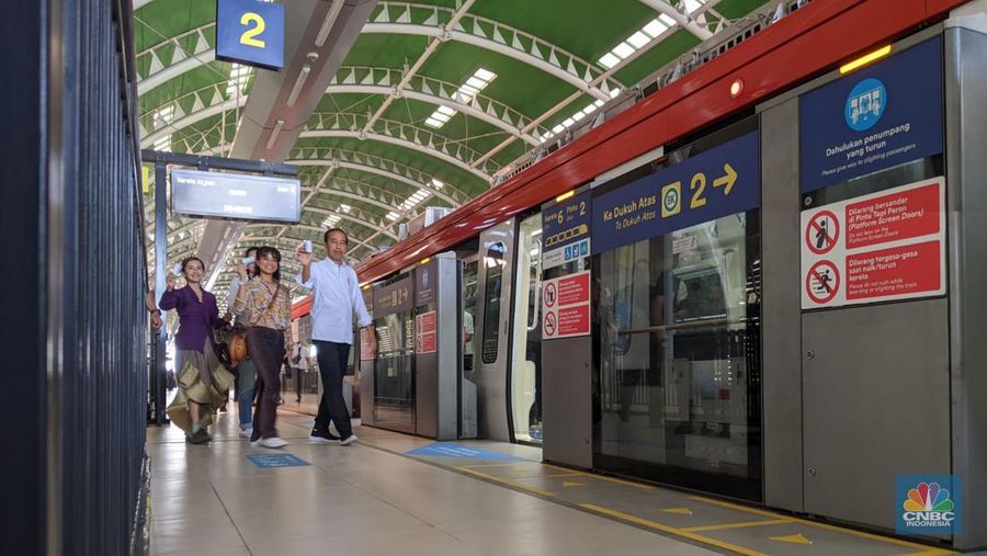 Presiden Joko Widodo bersama para penggiat seni menggunakan LRT dalam perjalanan dari Stasiun Jati Mulya, Bekasi menuju Stasiun Dukuh Atas, Jakarta, pada Kamis pagi, 10 Agustus 2023. (CNBC Indonesia/Emir Yanwardhana)