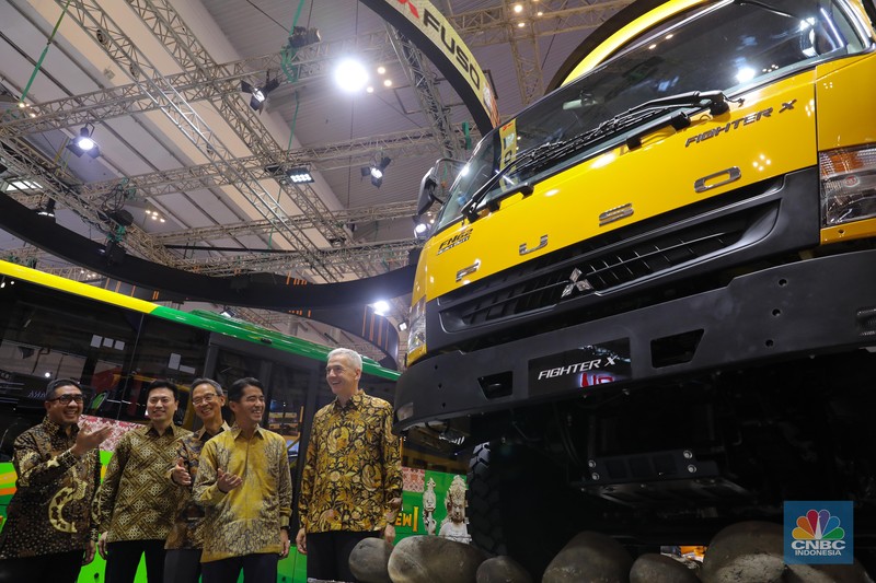 PT. Krama Yudha Tiga Berlian Motors (KTB), distributor resmi kendaraan niaga dari Mitsubishi Fuso di Indonesia, berpartisipasi di ajang pameran otomotif terbesar. KTB menampilkan sebanyak 60-unit Canter special edition sekaligus Merayakan ulang tahun Canter ke-60. (CNBC Indonesia/Faisal Rahman)