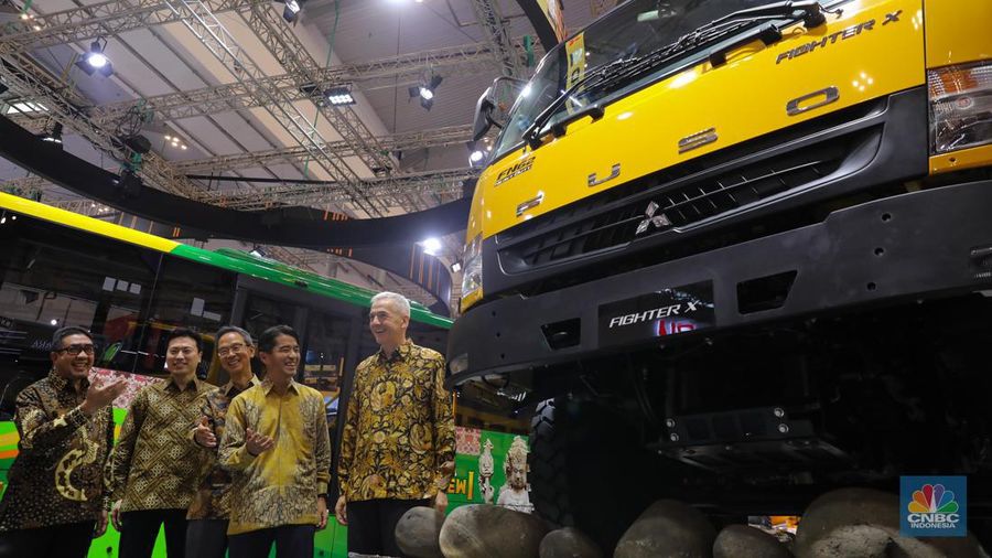 PT. Krama Yudha Tiga Berlian Motors (KTB), distributor resmi kendaraan niaga dari Mitsubishi Fuso di Indonesia, berpartisipasi di ajang pameran otomotif terbesar. KTB menampilkan sebanyak 60-unit Canter special edition sekaligus Merayakan ulang tahun Canter ke-60. (CNBC Indonesia/Faisal Rahman)