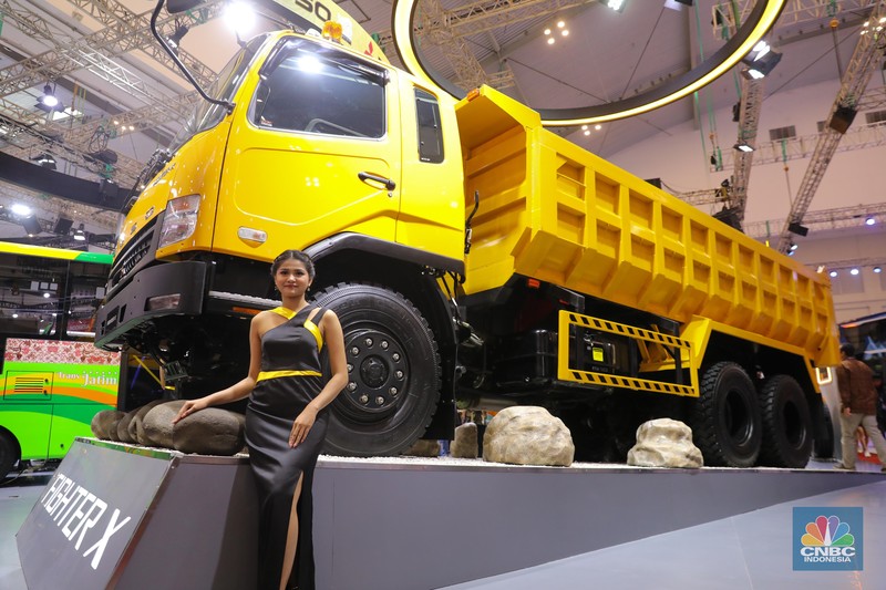 PT. Krama Yudha Tiga Berlian Motors (KTB), distributor resmi kendaraan niaga dari Mitsubishi Fuso di Indonesia, berpartisipasi di ajang pameran otomotif terbesar. KTB menampilkan sebanyak 60-unit Canter special edition sekaligus Merayakan ulang tahun Canter ke-60. PT. Krama Yudha Tiga Berlian Motors (KTB), distributor resmi kendaraan niaga dari Mitsubishi Fuso di Indonesia, berpartisipasi di ajang pameran otomotif terbesar. KTB menampilkan sebanyak 60-unit Canter special edition sekaligus Merayakan ulang tahun Canter ke-60. (CNBC Indonesia/Faisal Rahman)