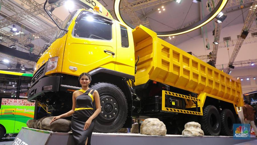 PT. Krama Yudha Tiga Berlian Motors (KTB), distributor resmi kendaraan niaga dari Mitsubishi Fuso di Indonesia, berpartisipasi di ajang pameran otomotif terbesar. KTB menampilkan sebanyak 60-unit Canter special edition sekaligus Merayakan ulang tahun Canter ke-60. (CNBC Indonesia/Faisal Rahman)