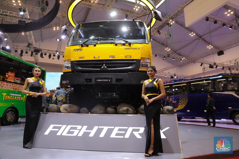 PT. Krama Yudha Tiga Berlian Motors (KTB), distributor resmi kendaraan niaga dari Mitsubishi Fuso di Indonesia, berpartisipasi di ajang pameran otomotif terbesar. KTB menampilkan sebanyak 60-unit Canter special edition sekaligus Merayakan ulang tahun Canter ke-60. (CNBC Indonesia/Faisal Rahman)