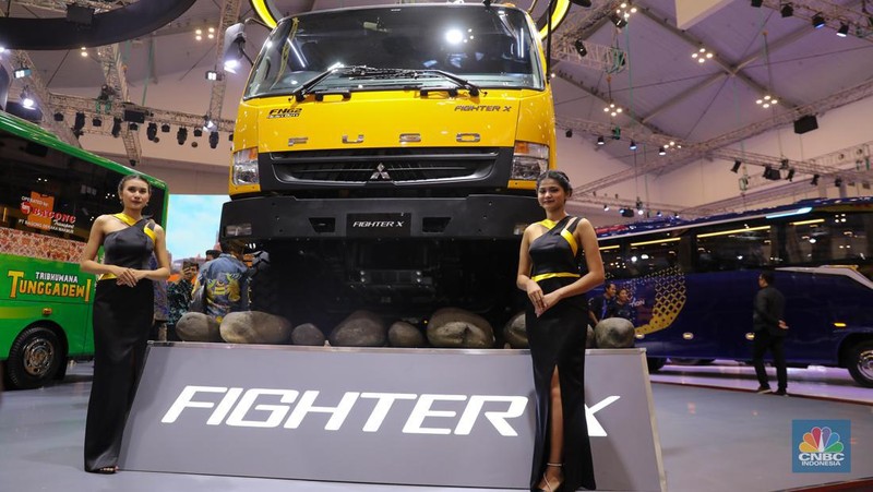 PT. Krama Yudha Tiga Berlian Motors (KTB), distributor resmi kendaraan niaga dari Mitsubishi Fuso di Indonesia, berpartisipasi di ajang pameran otomotif terbesar. KTB menampilkan sebanyak 60-unit Canter special edition sekaligus Merayakan ulang tahun Canter ke-60. (CNBC Indonesia/Faisal Rahman)