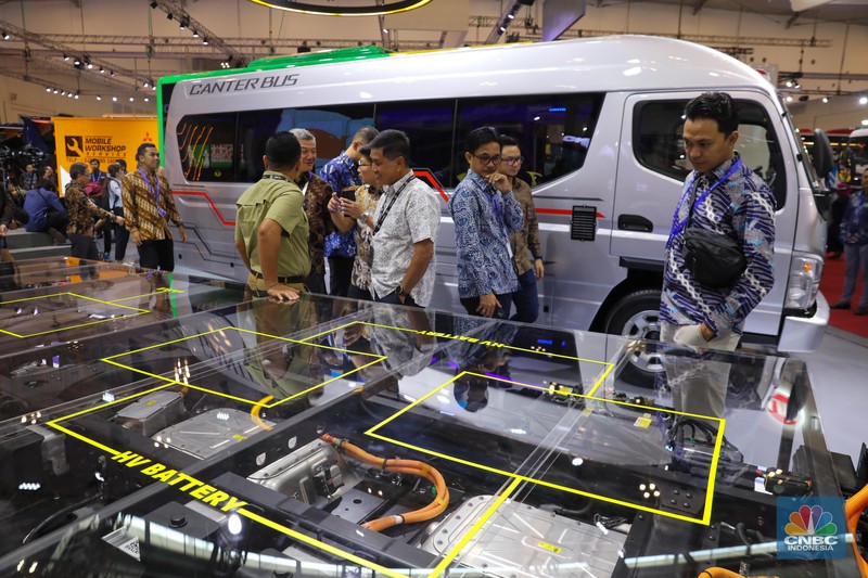 PT. Krama Yudha Tiga Berlian Motors (KTB), distributor resmi kendaraan niaga dari Mitsubishi Fuso di Indonesia, berpartisipasi di ajang pameran otomotif terbesar. KTB menampilkan sebanyak 60-unit Canter special edition sekaligus Merayakan ulang tahun Canter ke-60. (CNBC Indonesia/Faisal Rahman)