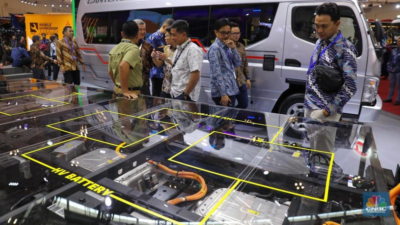 PT. Krama Yudha Tiga Berlian Motors (KTB), distributor resmi kendaraan niaga dari Mitsubishi Fuso di Indonesia, berpartisipasi di ajang pameran otomotif terbesar. KTB menampilkan sebanyak 60-unit Canter special edition sekaligus Merayakan ulang tahun Canter ke-60. (CNBC Indonesia/Faisal Rahman)