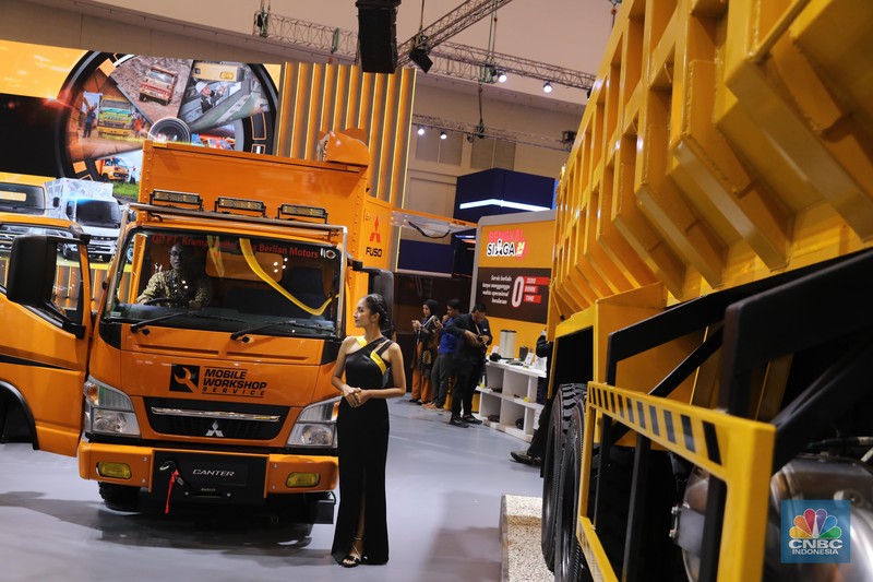 PT. Krama Yudha Tiga Berlian Motors (KTB), distributor resmi kendaraan niaga dari Mitsubishi Fuso di Indonesia, berpartisipasi di ajang pameran otomotif terbesar. KTB menampilkan sebanyak 60-unit Canter special edition sekaligus Merayakan ulang tahun Canter ke-60. PT. Krama Yudha Tiga Berlian Motors (KTB), distributor resmi kendaraan niaga dari Mitsubishi Fuso di Indonesia, berpartisipasi di ajang pameran otomotif terbesar. KTB menampilkan sebanyak 60-unit Canter special edition sekaligus Merayakan ulang tahun Canter ke-60. (CNBC Indonesia/Faisal Rahman)