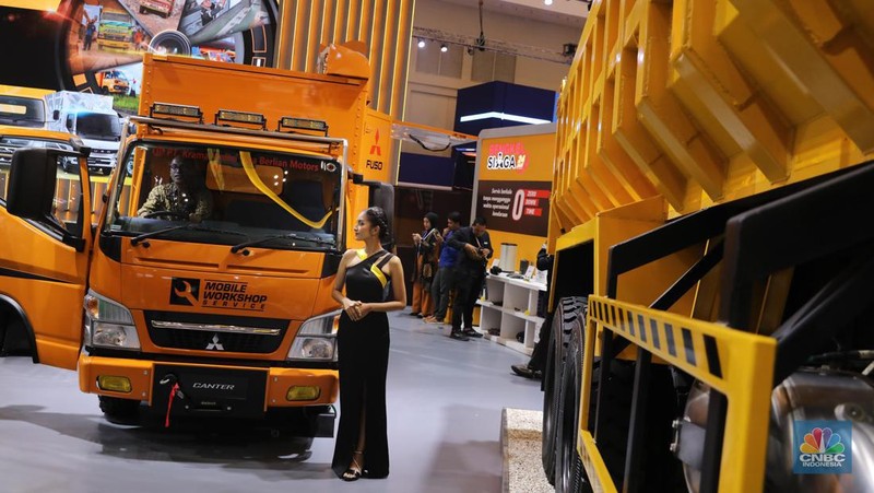 PT. Krama Yudha Tiga Berlian Motors (KTB), distributor resmi kendaraan niaga dari Mitsubishi Fuso di Indonesia, berpartisipasi di ajang pameran otomotif terbesar. KTB menampilkan sebanyak 60-unit Canter special edition sekaligus Merayakan ulang tahun Canter ke-60. (CNBC Indonesia/Faisal Rahman)