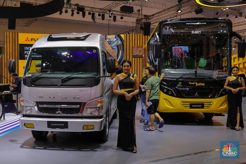 PT. Krama Yudha Tiga Berlian Motors (KTB), distributor resmi kendaraan niaga dari Mitsubishi Fuso di Indonesia, berpartisipasi di ajang pameran otomotif terbesar. KTB menampilkan sebanyak 60-unit Canter special edition sekaligus Merayakan ulang tahun Canter ke-60. (CNBC Indonesia/Faisal Rahman)