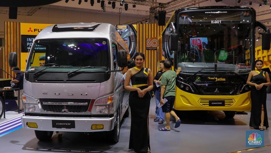 PT. Krama Yudha Tiga Berlian Motors (KTB), distributor resmi kendaraan niaga dari Mitsubishi Fuso di Indonesia, berpartisipasi di ajang pameran otomotif terbesar. KTB menampilkan sebanyak 60-unit Canter special edition sekaligus Merayakan ulang tahun Canter ke-60. (CNBC Indonesia/Faisal Rahman)