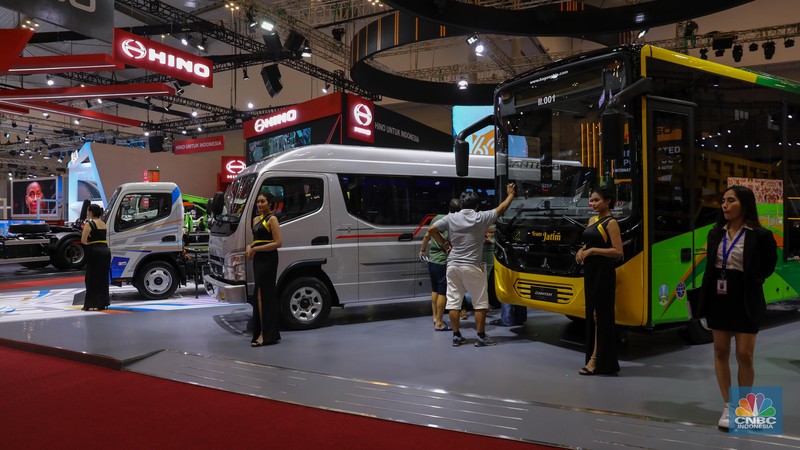 PT. Krama Yudha Tiga Berlian Motors (KTB), distributor resmi kendaraan niaga dari Mitsubishi Fuso di Indonesia, berpartisipasi di ajang pameran otomotif terbesar. KTB menampilkan sebanyak 60-unit Canter special edition sekaligus Merayakan ulang tahun Canter ke-60. (CNBC Indonesia/Faisal Rahman)