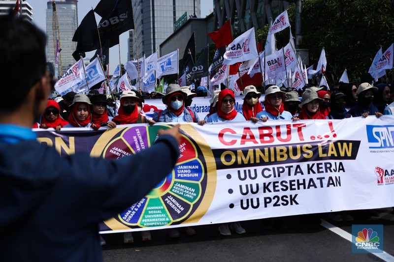 Ribuan buruh melakukan long march menuju kawasan Patung Kuda, Jakarta, Kamis (10/8/2023).  (CNBC Indonesia/Tri Susilo)