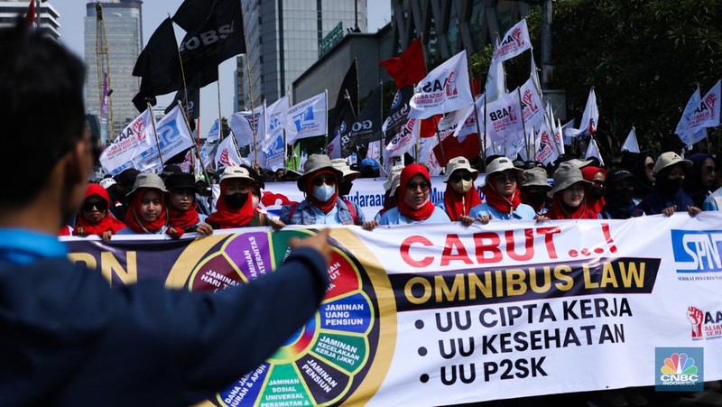 Ribuan buruh melakukan long march menuju kawasan Patung Kuda, Jakarta, Kamis (10/8/2023).  (CNBC Indonesia/Tri Susilo)