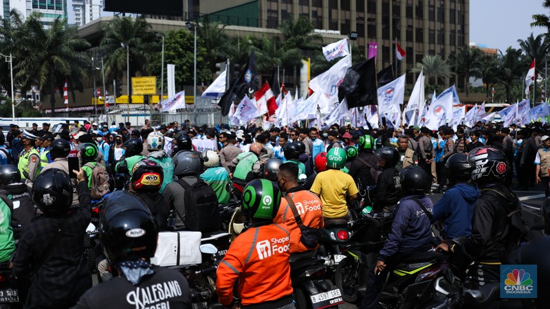 Ribuan buruh melakukan long march menuju kawasan Patung Kuda, Jakarta, Kamis (10/8/2023).  (CNBC Indonesia/Tri Susilo)