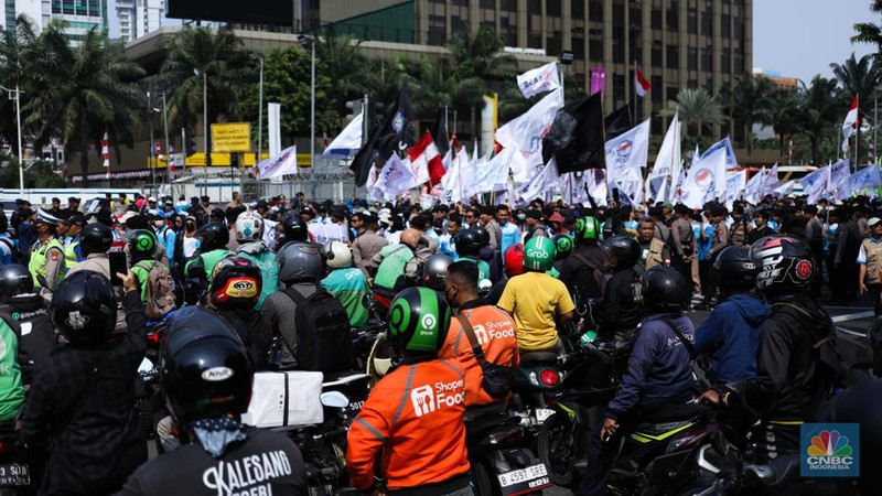 Ribuan buruh melakukan long march menuju kawasan Patung Kuda, Jakarta, Kamis (10/8/2023).  (CNBC Indonesia/Tri Susilo)