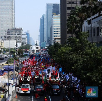 Potret Massa Buruh Padati Patung Kuda, Demo Tuntut Ini