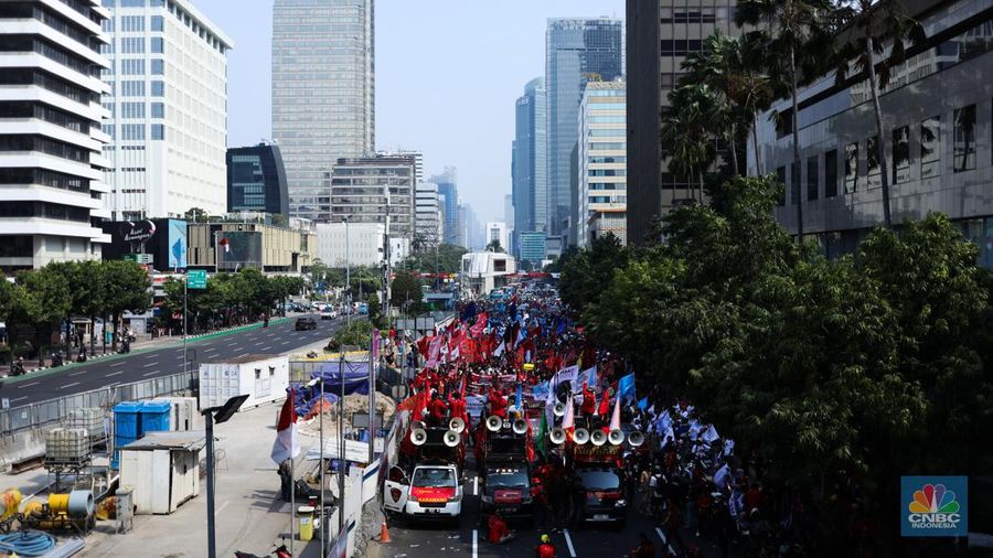 Ribuan buruh melakukan long march menuju kawasan Patung Kuda, Jakarta, Kamis (10/8/2023).  (CNBC Indonesia/Tri Susilo)