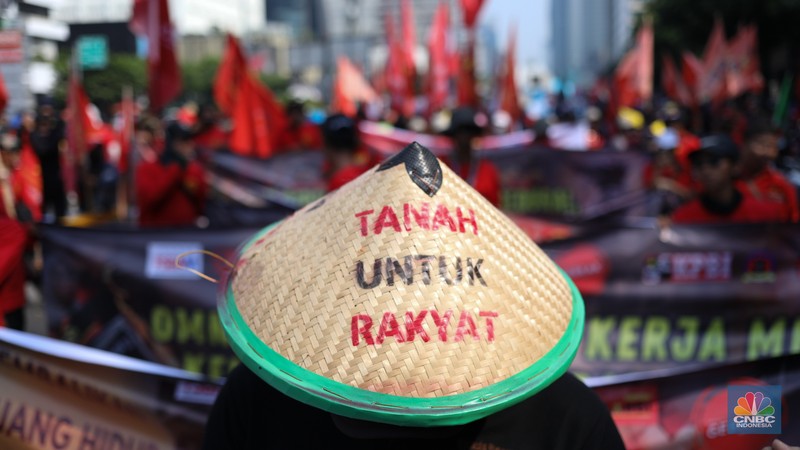 Ribuan buruh melakukan long march menuju kawasan Patung Kuda, Jakarta, Kamis (10/8/2023).  (CNBC Indonesia/Tri Susilo)