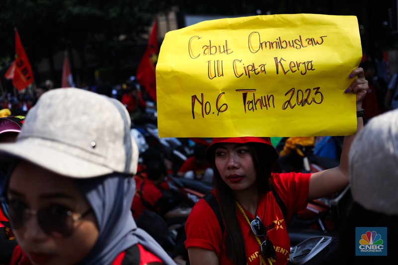 Ribuan buruh melakukan long march menuju kawasan Patung Kuda, Jakarta, Kamis (10/8/2023). (CNBC Indonesia/Tri Susilo) Ribuan buruh melakukan long march menuju kawasan Patung Kuda, Jakarta, Kamis (10/8/2023). (CNBC Indonesia/Tri Susilo)