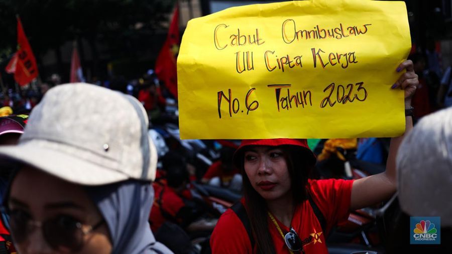 Ribuan buruh melakukan long march menuju kawasan Patung Kuda, Jakarta, Kamis (10/8/2023).  (CNBC Indonesia/Tri Susilo)
