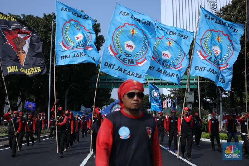 Ribuan buruh melakukan long march menuju kawasan Patung Kuda, Jakarta, Kamis (10/8/2023).  (CNBC Indonesia/Tri Susilo)