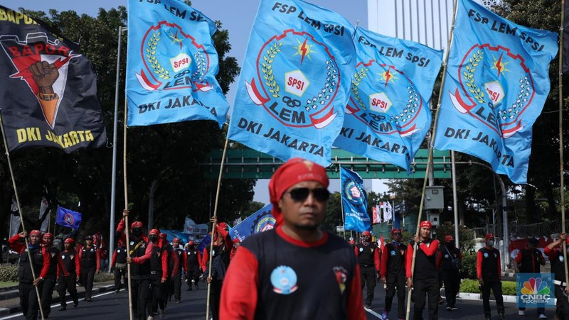 Ribuan buruh melakukan long march menuju kawasan Patung Kuda, Jakarta, Kamis (10/8/2023).  (CNBC Indonesia/Tri Susilo)