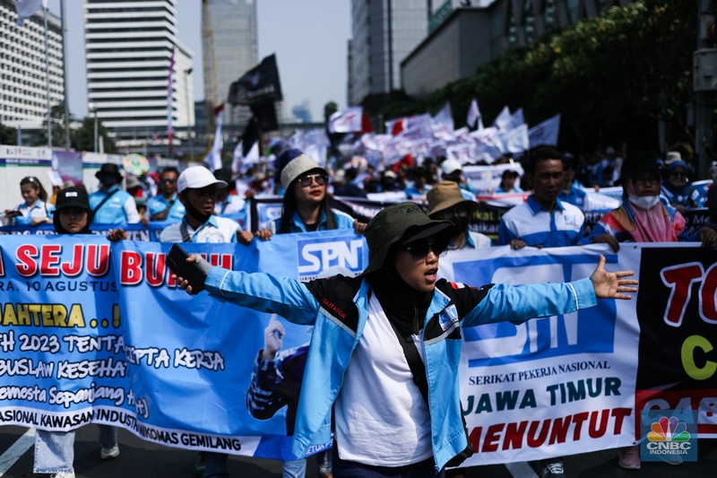 Ribuan buruh melakukan long march menuju kawasan Patung Kuda, Jakarta, Kamis (10/8/2023).  (CNBC Indonesia/Tri Susilo)