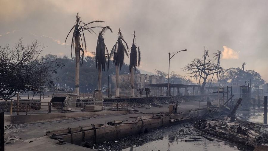 Orang-orang menyaksikan asap dan api memenuhi udara dari amukan kebakaran hutan di Front Street di pusat kota Lahaina, Maui pada Selasa, 8 Agustus 2023. Para pejabat Maui mengatakan kebakaran di kota bersejarah itu telah menghanguskan sebagian dari salah satu kawasan wisata paling populer di Hawaii. . Juru bicara County of Maui, Mahina Martin mengatakan dalam sebuah wawancara telepon pada Rabu pagi, kebakaran meluas di Lahaina, termasuk Front Street, area kota yang populer dengan turis. (Alan Dickar via AP)