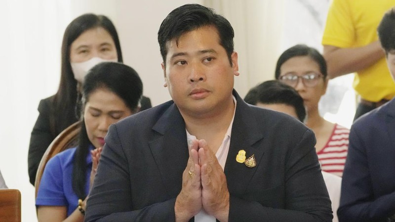 Vacharaesorn Vivacharawongse prays at a religious ceremony at Yannawa temple in Bangkok, Thailand, Thursday, Aug. 10, 2023. The estranged son of Thailand's King Maha Vajiralongkorn has made his surprise return to the country after 27 years of living abroad. (AP Photo/Sakchai Lalit)