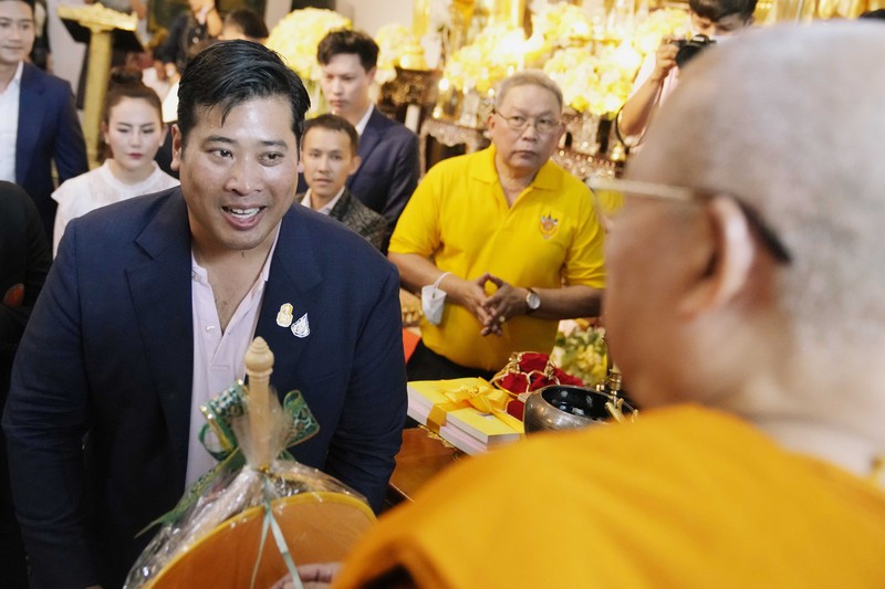 Vacharaesorn Vivacharawongse prays at a religious ceremony at Yannawa temple in Bangkok, Thailand, Thursday, Aug. 10, 2023. The estranged son of Thailand's King Maha Vajiralongkorn has made his surprise return to the country after 27 years of living abroad. (AP Photo/Sakchai Lalit)