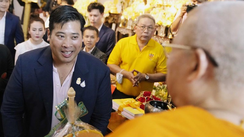 Vacharaesorn Vivacharawongse prays at a religious ceremony at Yannawa temple in Bangkok, Thailand, Thursday, Aug. 10, 2023. The estranged son of Thailand's King Maha Vajiralongkorn has made his surprise return to the country after 27 years of living abroad. (AP Photo/Sakchai Lalit)