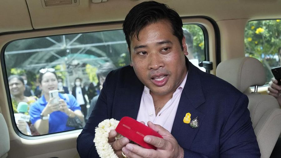 Vacharaesorn Vivacharawongse prays at a religious ceremony at Yannawa temple in Bangkok, Thailand, Thursday, Aug. 10, 2023. The estranged son of Thailand's King Maha Vajiralongkorn has made his surprise return to the country after 27 years of living abroad. (AP Photo/Sakchai Lalit)