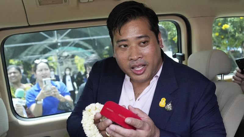 Vacharaesorn Vivacharawongse prays at a religious ceremony at Yannawa temple in Bangkok, Thailand, Thursday, Aug. 10, 2023. The estranged son of Thailand's King Maha Vajiralongkorn has made his surprise return to the country after 27 years of living abroad. (AP Photo/Sakchai Lalit)