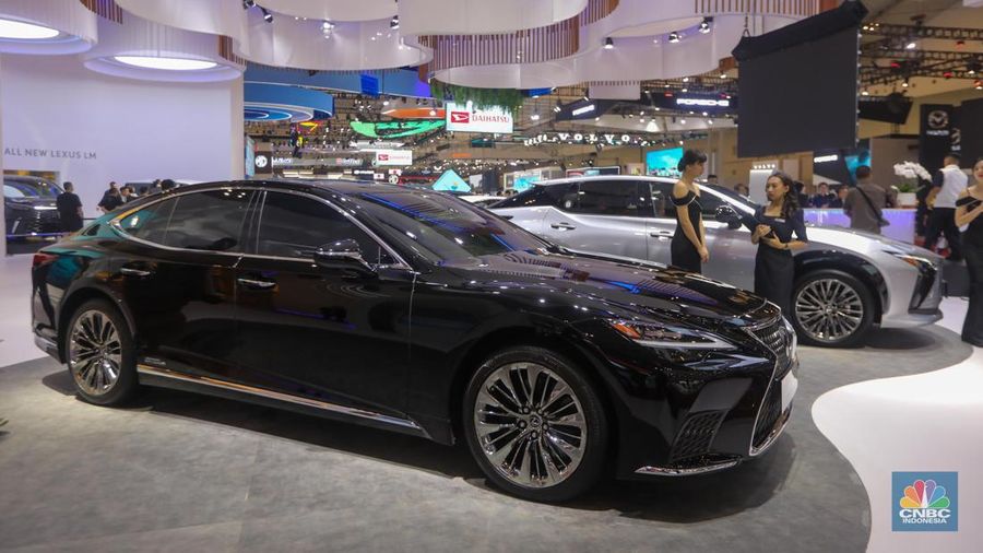 Mobil Lexus RS 500h Executive dalam pameran Gaikindo Indonesia International Auto Show Gaikindo Indonesia International Auto Show di ICE BSD, Tangerang, Banten, Kamis (10/8/2023). (CNBC Indonesia/Faisal Rahman)