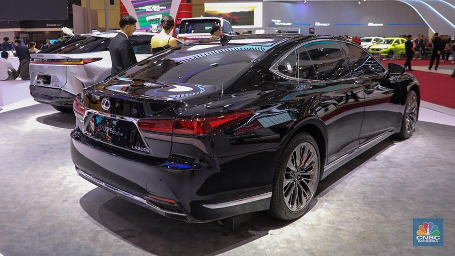 Mobil Lexus RS 500h Executive dalam pameran Gaikindo Indonesia International Auto Show Gaikindo Indonesia International Auto Show di ICE BSD, Tangerang, Banten, Kamis (10/8/2023). (CNBC Indonesia/Faisal Rahman)