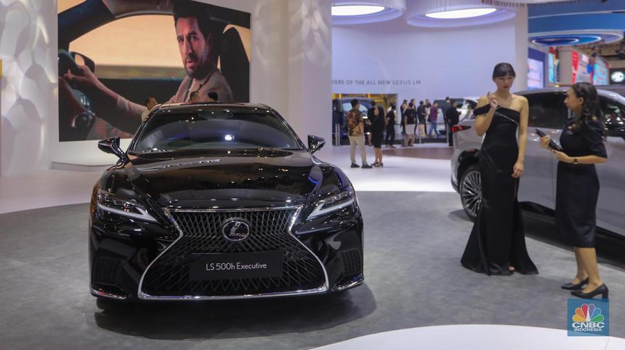 Mobil Lexus RS 500h Executive dalam pameran Gaikindo Indonesia International Auto Show Gaikindo Indonesia International Auto Show di ICE BSD, Tangerang, Banten, Kamis (10/8/2023). (CNBC Indonesia/Faisal Rahman)