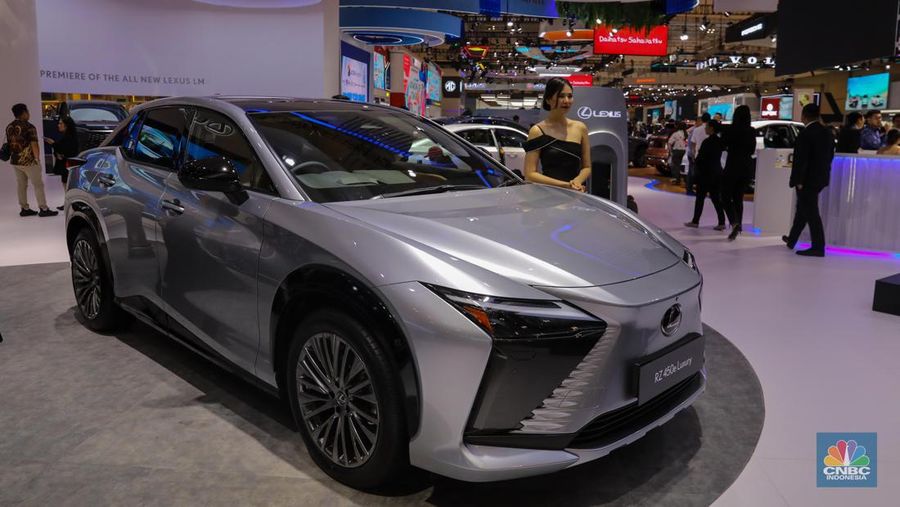 Mobil Lexus RZ 450e Luxury dalam pameran Gaikindo Indonesia International Auto Show Gaikindo Indonesia International Auto Show di ICE BSD, Tangerang, Banten, Kamis (10/8/2023). (CNBC Indonesia/Faisal Rahman)