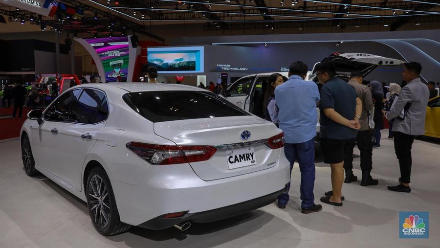 Mobil Toyota Camry HEV dalam pameran Gaikindo Indonesia International Auto Show Gaikindo Indonesia International Auto Show di ICE BSD, Tangerang, Banten, Kamis (10/8/2023). (CNBC Indonesia/Faisal Rahman)