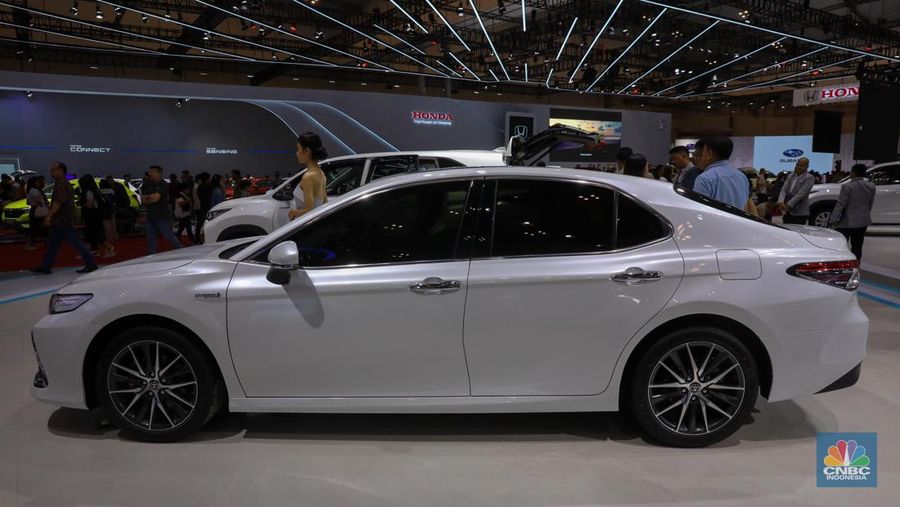 Mobil Toyota Camry HEV dalam pameran Gaikindo Indonesia International Auto Show Gaikindo Indonesia International Auto Show di ICE BSD, Tangerang, Banten, Kamis (10/8/2023). (²©²ÊÍøÕ¾/Faisal Rahman)