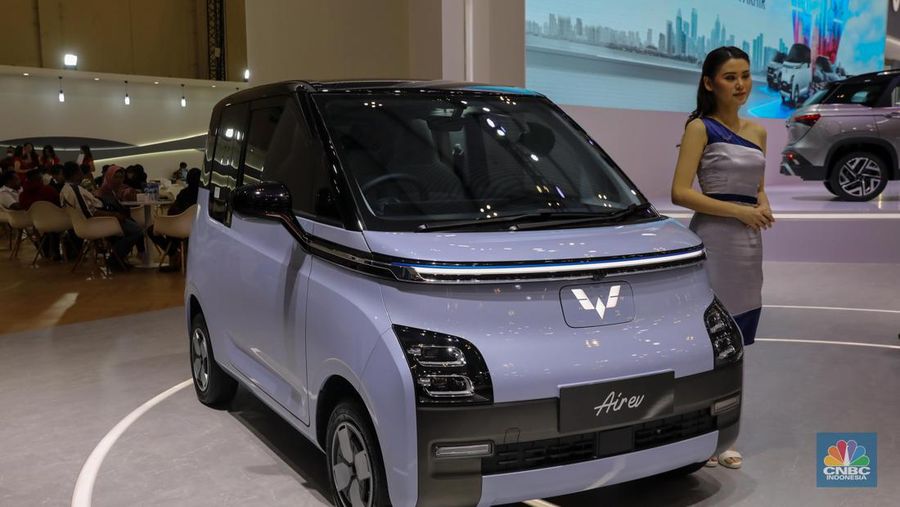 Mobil Wuling Air Ev dalam pameran Gaikindo Indonesia International Auto Show Gaikindo Indonesia International Auto Show di ICE BSD, Tangerang, Banten, Kamis (10/8/2023). (CNBC Indonesia/Faisal Rahman)