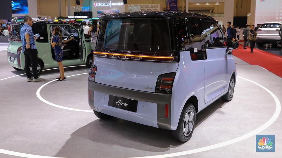 Mobil Wuling Air Ev dalam pameran Gaikindo Indonesia International Auto Show Gaikindo Indonesia International Auto Show di ICE BSD, Tangerang, Banten, Kamis (10/8/2023). (CNBC Indonesia/Faisal Rahman)