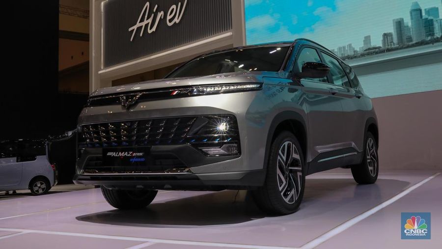Mobil Wuling New Almaz RS Hybrid dalam pameran Gaikindo Indonesia International Auto Show Gaikindo Indonesia International Auto Show di ICE BSD, Tangerang, Banten, Kamis (10/8/2023). (վ/Faisal Rahman)