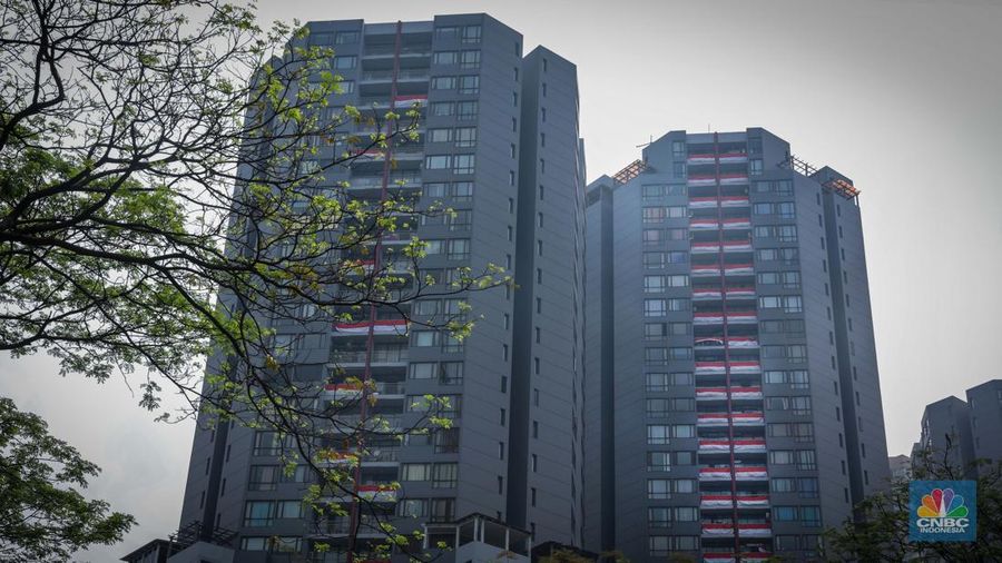 Ratusan bendera Merah Putih terpasang di balkon Apartemen Taman Rasuna, Kompleks Epicentrum, Jakarta, Jumat (11/8/2023).  (CNBC Indonesia/Faisal Rahman)