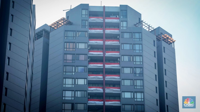 Ratusan bendera Merah Putih terpasang di balkon Apartemen Taman Rasuna, Kompleks Epicentrum, Jakarta, Jumat (11/8/2023).  (CNBC Indonesia/Faisal Rahman)