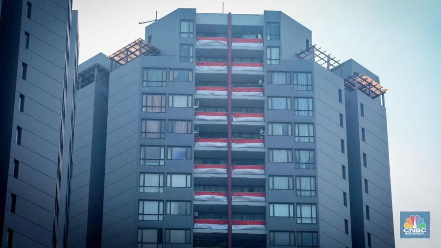 Ratusan bendera Merah Putih terpasang di balkon Apartemen Taman Rasuna, Kompleks Epicentrum, Jakarta, Jumat (11/8/2023).  (CNBC Indonesia/Faisal Rahman)