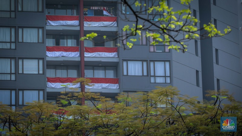 Ratusan bendera Merah Putih terpasang di balkon Apartemen Taman Rasuna, Kompleks Epicentrum, Jakarta, Jumat (11/8/2023).  (CNBC Indonesia/Faisal Rahman)